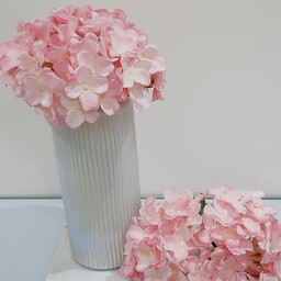 دسته گل مصنوعی ارتانزیا و گلدان استوانه ای سفید و کدمی