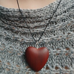 گردنبند قلب چوبی برجسته (قابل ساخت با رنگ دلخواه)