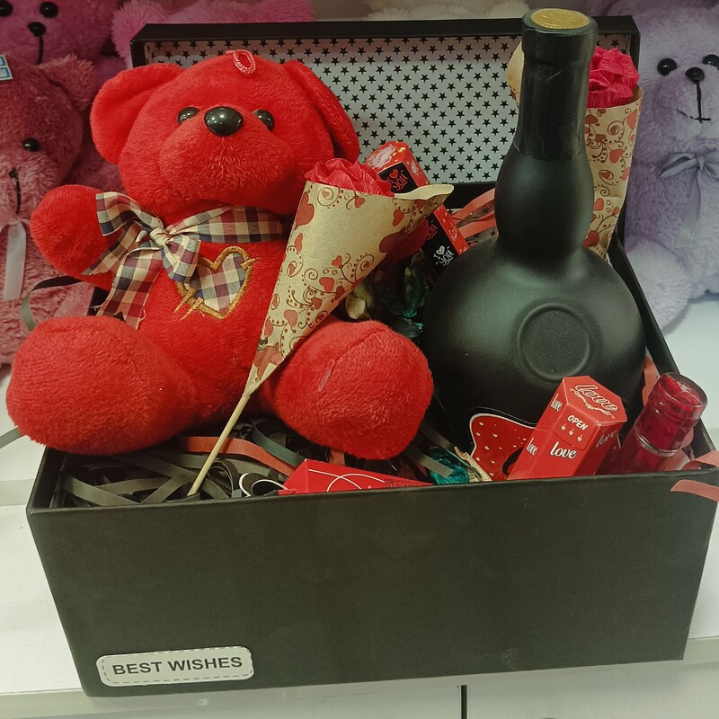 باکس ولنتاین هدیه ای لاکچری برای عشق شما  شامل خرس،گل رز،شکلات ولنتاین کارت عاشقانه، شکلات ....