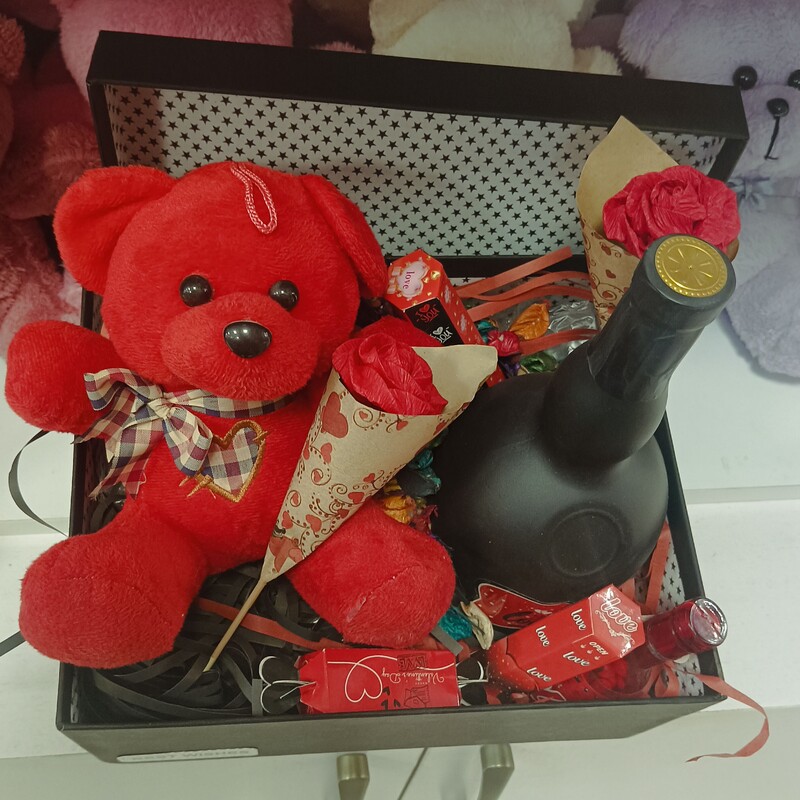 باکس ولنتاین هدیه ای لاکچری برای عشق شما  شامل خرس،گل رز،شکلات ولنتاین کارت عاشقانه، شکلات ....