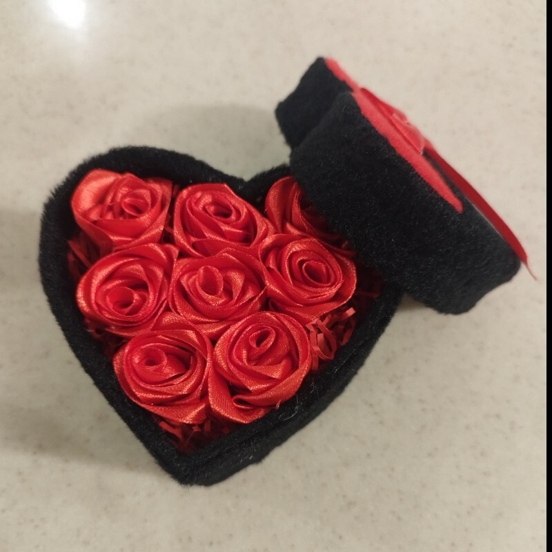 باکس گل قلبی با روکش مخمل مشکی و قرمز