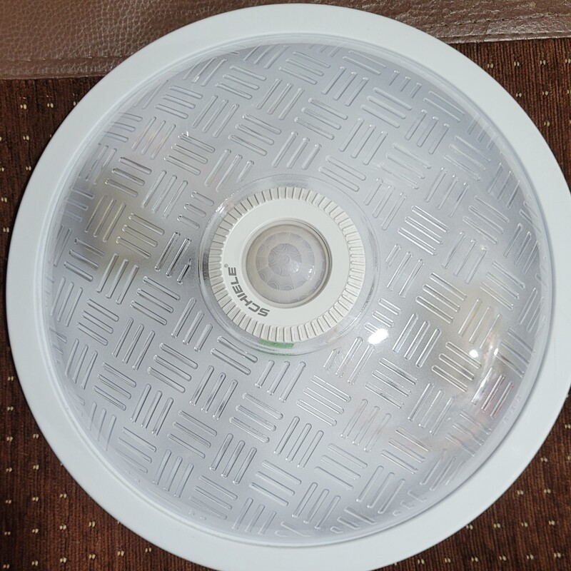چراغ سقفی سنسور دار دارای دو  سرپیچ با قابلیت تنظیم مدت زمان و روز و شب به مارک چراغ سقفی دقت کنید. کیفیت در مارک