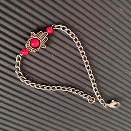 دستبند زنجیری قفل دار با  شمایل دست سیاه قلم و مرجان قرمز در دو سایز . قفل به دو صورت  طوطی و اس(S) موجود است