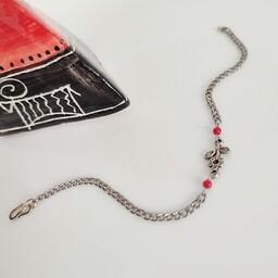 دستبند زنجیری نقره ای قفل دار با  پلاک گل سیاه قلم و 2 مهره بسیار  ظریف قرمز  براق و  قفل اس