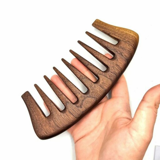 شانه  چوبی دستساز با چوب زیبای گردو مناسب برای بستن مو