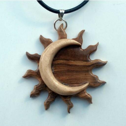 گردنبند چوبی  ماه و خورشید با چوبهای گردو و  انار