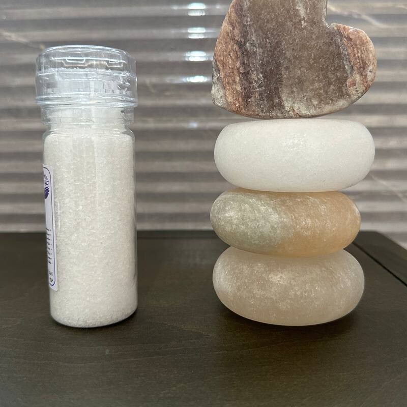 دلنمک ، نمک معدنی ،به صورت سنگ ، دانه درشت یا گرانول و پودری موجوداست 