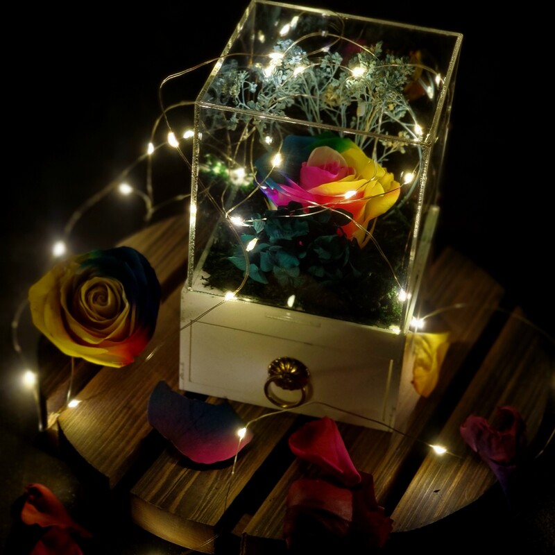 گل رز جاودان هفت رنگ با دیزاین در باکس کشودار