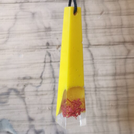 آویز دست ساز رزین اپوکسی مدل زرد خمیری طرح گل خشک طبیعی کد 1118
