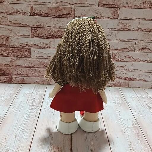 عروسک نمدی دختر ایستاده 
