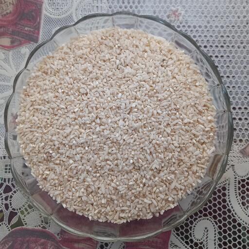 برنج نیم دانه هاشمی محصول مزارع گیلان، خوش پخت با قیمت مناسب