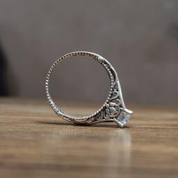 انگشتر نقره زنانه طرح جواهری با نگین الماس سنتیک 