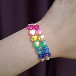 دستبند های کشی طرح قلب رنگارنگ ساخته شده با مهره گندمی و قلب شیشه ای رنگی