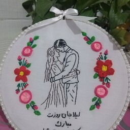 تابلو دیوار کوب گلدوزی شده با دست طرح عاشقانه روز مادر و روز عشق
