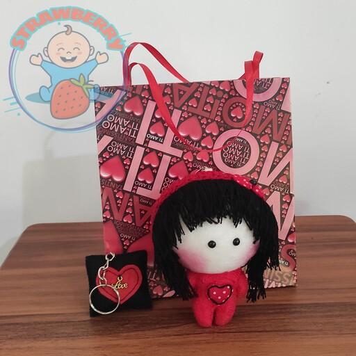پک هدیه طرحlave شامل عروسک جاکلیدی دار و جاکلیدی طرح قلب و ساک کادویی طرح lave رنگ قرمز 