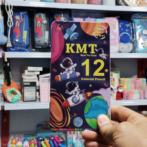 لوازم تحریر فانتزی مداد رنگی 12 رنگ مثلثی جعبه فلزی KMT طرح فضانورد 