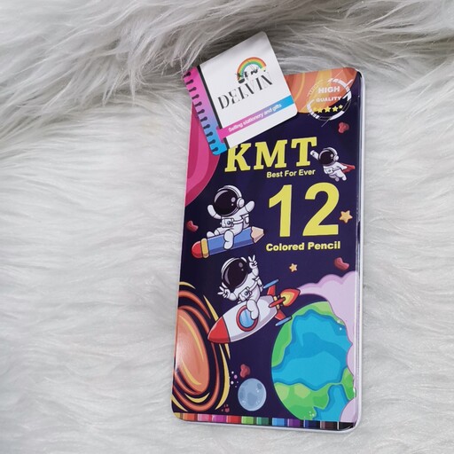 لوازم تحریر فانتزی مداد رنگی 12 رنگ مثلثی جعبه فلزی KMT طرح فضانورد 