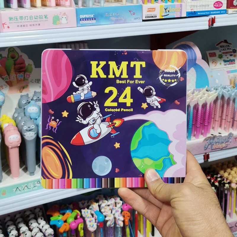 لوازم تحریر فانتزی مداد رنگی 24 رنگ مثلثی مارک KMT قوطی فلزی طرح فضانورد 