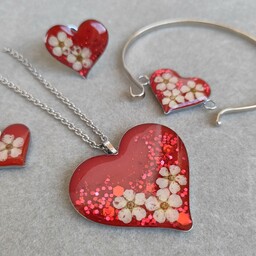 ست ولنتاین گردنبند دستبند انگشتر و گوشواره قلب با شکوفه طبیعی و زمینه شاین رزینی استیل نقره ایی