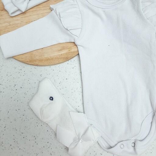 ست نوزادی بادی زیردکمه هدبند جوراب سفید مناسب تا شش ماه