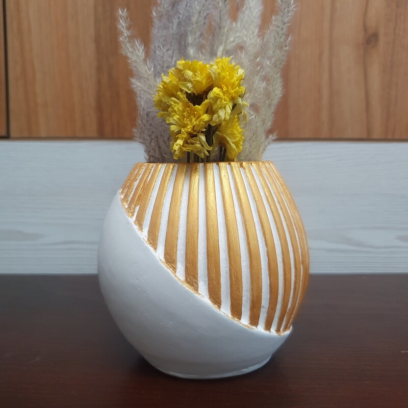 گلدان سنگی شیاردار  جنس سنگ مصنوعی (بتنی) رنگ سفید طلایی (براق)