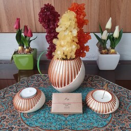دکوری شیار دار 4 تکه گلدان ، جاوارمری، جاعودی و سینی گرد جنس سنگ مصنوعی رنگ سفید- مسی و  یک بسته عود دستساز طبیعی