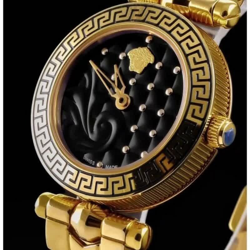 ساعت مچی زنانه ورساچه صفحه گرد بند طلایی همراه دستبند versace کد 1993