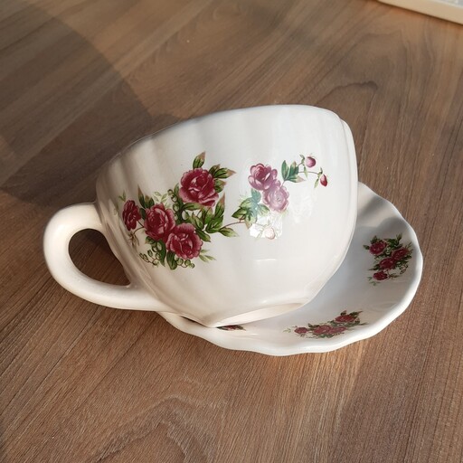 ست 6تایی فنجان و  نعلبکی هلالی سرامیکی ترنسفر گل قرمزی مناسب برای چای و لاته 