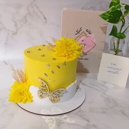 کیک شیک و خاص با تزیین گل طبیعی 