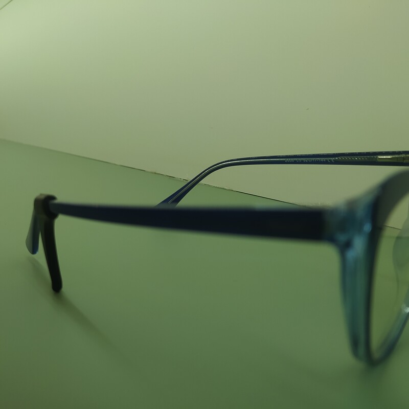 پد پشت گوشی عینک -رنگ مشکی-برای نگهداری عینک های که مقداری گشاد شده و روی صورت پایین می آید.