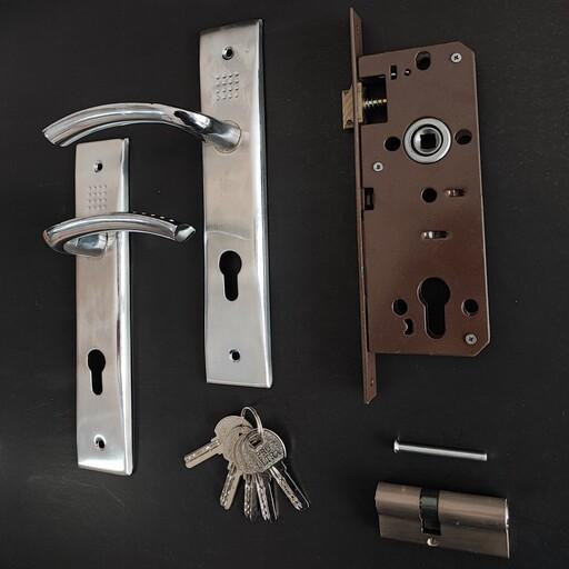 مجموعه قفل سویچی ، سیلندر و دستگیره درب چوبی خالدار کروم مخصوص درب  چوبی کد 01