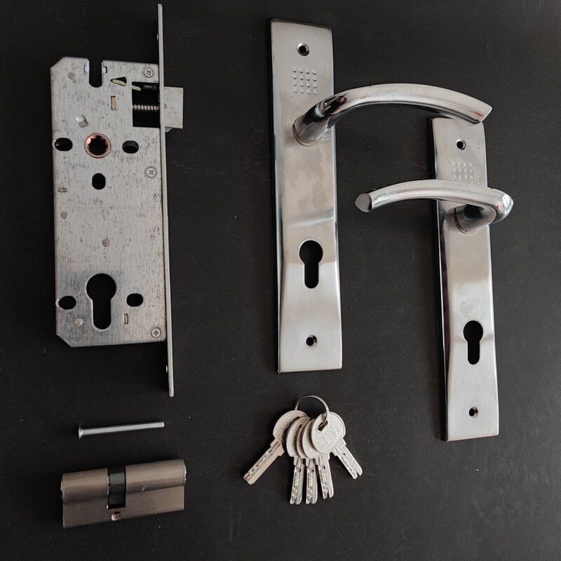 مجموعه قفل سویچی ، سیلندر و دستگیره درب چوبی خالدار کروم مخصوص درب  چوبی  کد 02