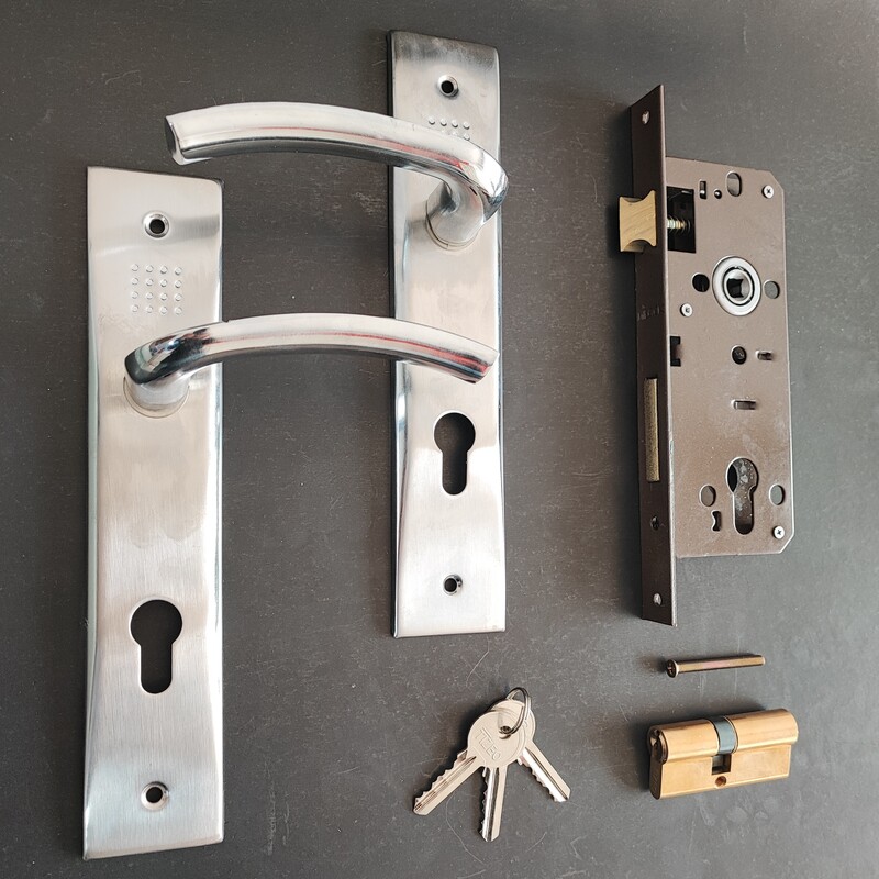 مجموعه قفل سویچی ، سیلندر و دستگیره درب چوبی خالدار کروم مخصوص درب  چوبی کد 03