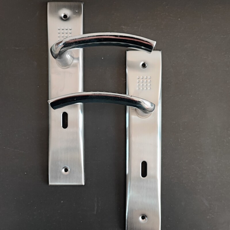 مجموعه قفل کلیدی و دستگیره درب چوبی خالدار کروم مخصوص درب اتاق چوبی  کد 01