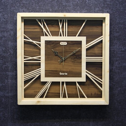 ساعت دیواری چوبی مربع رومی در دو رنگ عسلی و خام