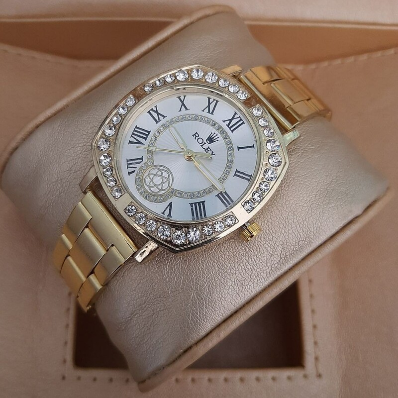 ساعت رولکس زنانه یا دخترانه بند استیل طلایی صفحه سفید فرم مربعی دور قاب نگین رنگ ثابت وارداتی از دبی ( دستبند هدیه )
