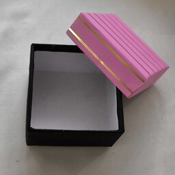 جعبه ولنتاین مربعی شکل در 9 رنگ و طرح در ابعاد 9 در 9 و ارتفاع 6 سانت 