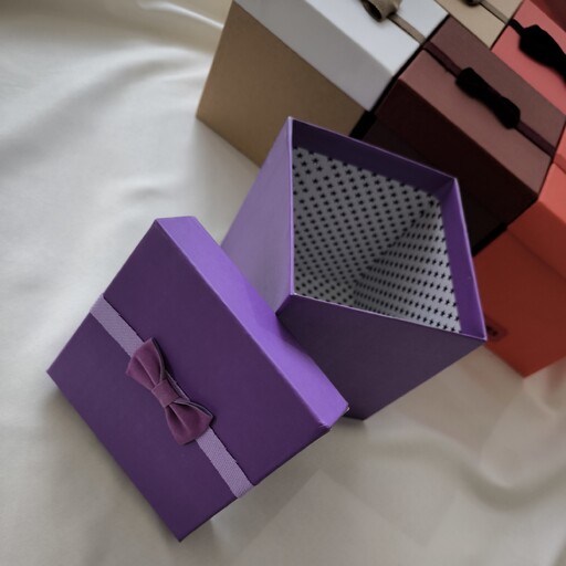 جعبه ولنتاینی مربعی شکل در شش رنگ در ابعاد 13 در 13 و ارتفاع 14 سانت