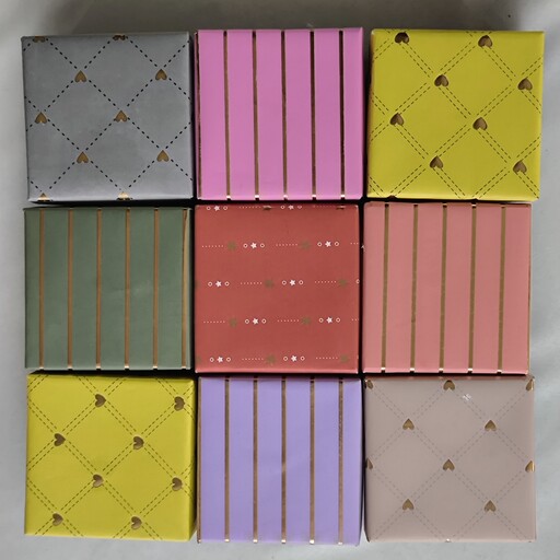 جعبه ولنتاین مربعی شکل در 9 رنگ و طرح در ابعاد 9 در 9 و ارتفاع 6 سانت 