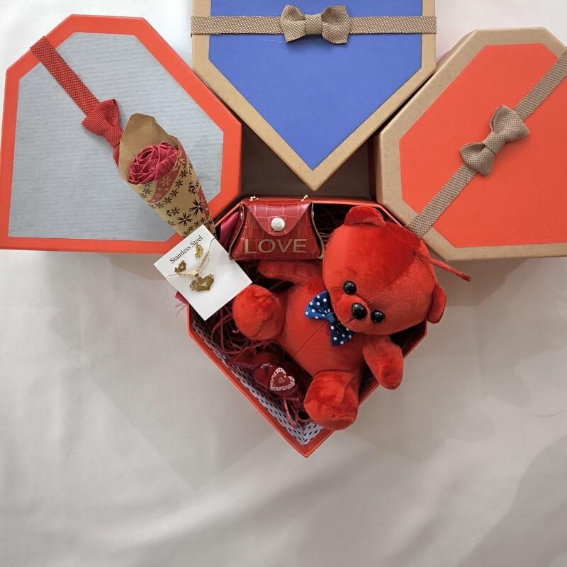 جعبه آماده تزئینی مناسب کادوی ولنتاین حاوی خرس،شکلات،کیف،نیمست رنگ ثابت و یک عدد تاپر ابعاد جعبه 19 در 18 ارتفاع 10 سانت
