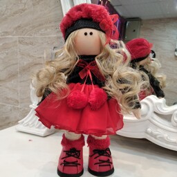 عروسک روسی با لباس قرمز
