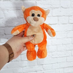 عروسک پولیشی میمون نارنجی .بسیار کیوت و با کیفیت.کف پاش موز گلدوزی شده ،داخل دلش شن داره جنسش مخمل لطیف و قابل شستشوست.