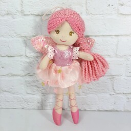 عروسک بالرین زیبای دامن حریر،دامنش سه لایه است حریر گلدار،بالای سرش بند برای آویزان کردن داره،اجزای صورتش گلدوزی شده.