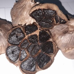 سیر سیاه 200گرمی سوغات همدان تولید شده از سیر همدان