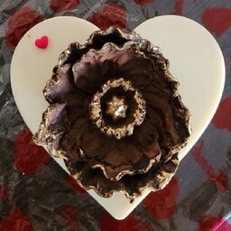 شکلات خانگی طرح گل شقایق بسته بندی تک گل در جعبه طلقی