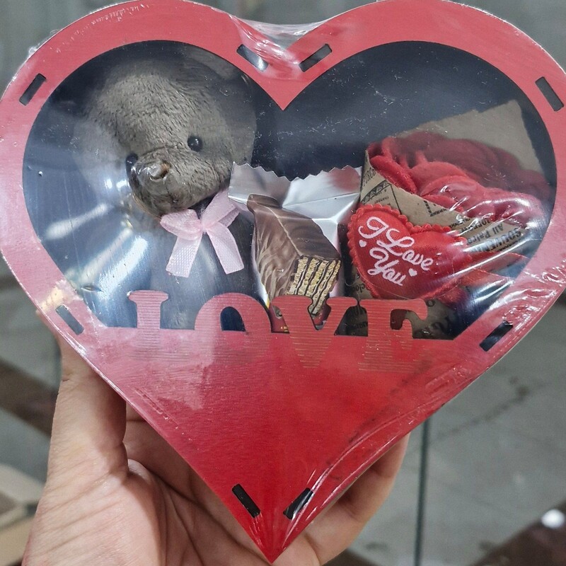 باکس هدیه خرس وگل و شکلات طرح قلب جنس چوبی