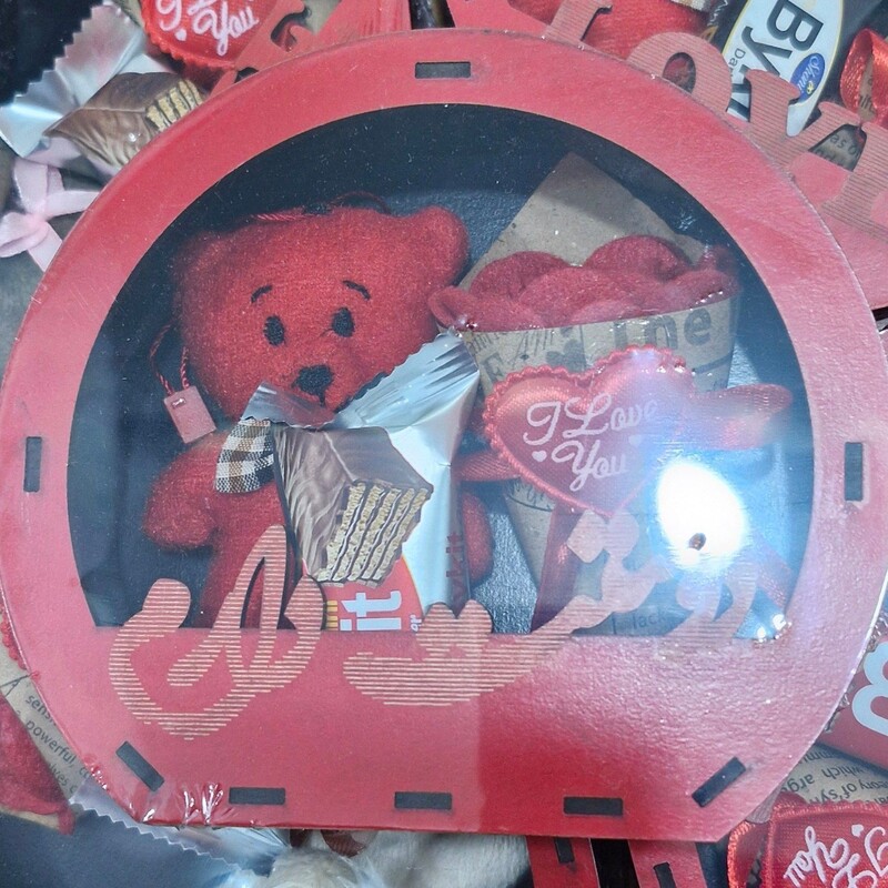 باکس هدیه خرس وگل و شکلات طرح قلب جنس چوبی