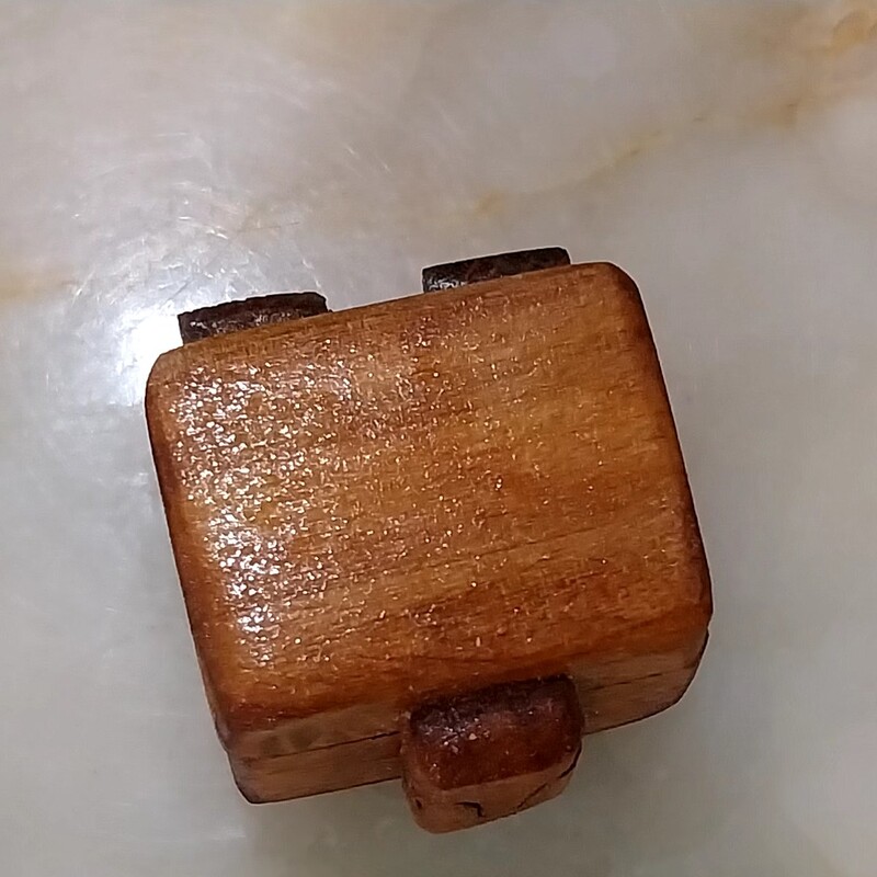 جعبه  صندوقچه چوبی با لولا و قفل چوبی منحصر بفرد  جلا خورده  ویژه هدیه  جای طلاجات و  اشیا با ارزش کوچک