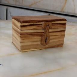 جعبه  صندوقچه چوبی با لولا و قفل چوبی منحصر بفرد  جلا خورده  ویژه هدیه  جای طلاجات و  وسایل با ارزش کوچک