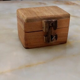 جعبه  صندوقچه چوبی با لولا و قفل چوبی منحصر بفرد  جلا خورده  ویژه هدیه  جای طلاجات و  زیورآلات وسایل با ارزش کوچک